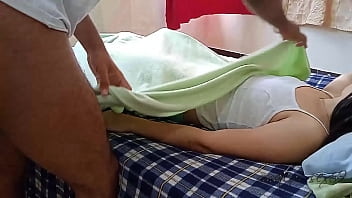 Азиатская сексуальная медсестра в халате присаживается широкими булками на мордашку партнера