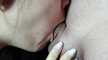 Лесбиянка делает фистинг рыжеволосой подруге вскоре после мастурбации